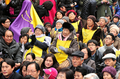 韓国・ソウル（Seoul）の日本大使館前で14日、旧日本軍の従軍慰安婦だった女性の支援団体が被害女性を象徴する韓国少女の像「平和の碑」を設置した。像は、日本政府の公式謝罪と賠償を求めて1992年から毎週、水曜日に開いてきた集会が1000回を迎えたことを機に設置された。

写真は、日本大使館前で、支援者らに囲まれた元慰安婦の女性たち（2011年12月14日撮影）。(c)AFP/JUNG YEON-JE
