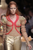 フランス・パリ市内で発表された「マニッシュ・アローラ（Manish Arora）」12年春夏コレクション（2011年9月29日撮影）。(c)AFP/PIERRE VERDY