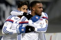 14-15フランス・リーグ1第26節、オリンピック・リヨン対ナント。得点を決めたナビル・フェキル（左）らに祝福されるオリンピック・リヨンのアレクサンドル・ラカゼッテ（2015年2月22日撮影）。(c)AFP/JEAN-PHILIPPE KSIAZEK