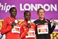 第16回世界陸上ロンドン大会、女子マラソン。表彰式に臨む（左から）2位のエドナ・キプラガト、優勝したローズ・チェリモ、3位のエイミー・クラッグ（2017年8月6日撮影）。(c)AFP/Glyn KIRK
