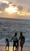 2007年9月12日、スリランカのコロンボ（Colombo）で、海岸沿いを歩く家族。(c)AFP/Lakruwan WANNIARACHCHI
