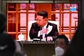 韓国ソウルの鉄道駅で、マスクを外す北朝鮮の金正恩総書記を映したテレビ画面（2022年5月12日撮影）。(c)Anthony WALLACE / AFP