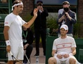 テニス、ウィンブルドン選手権の開幕を控え、練習を行ったロジャー・フェデラー（左）とアンディ・マレー（2021年6月25日撮影）。(c)AELTC/David Gray / POOL / AFP