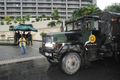 2007年11月29日、フィリピン・マニラ（Manila）で、反乱グループに占拠されたペニンシュラ・ホテル（Peninsula Hotel）前に到着した軍のトラック。(c)AFP/ROMEO GACAD