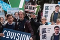 民主派候補（左）の支持者ら、香港立法会（議会）の補欠選挙で（2018年3月11日撮影）。(c)AFP PHOTO / Philip FONG