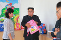 咸鏡北道のかばん工場を視察する金正恩朝鮮労働党委員長。朝鮮中央通信配信（2018年7月17日配信、撮影日不明）。(c)AFP PHOTO/KCNA VIA KNS