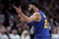 22-23NBAプレーオフ、ウエスタンカンファレンス準決勝（7回戦制）、デンバー・ナゲッツ対フェニックス・サンズ。3ポイントシュートを決めて喜ぶデンバー・ナゲッツのジャマール・マレー（2023年4月29日撮影）。(c)Matthew Stockman/Getty Images/ AFP