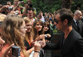 チェコのカルロヴィ・ヴァリ（Karlovy Vary）で開催されているカルロヴィ・ヴァリ国際映画祭（Karlovy Vary International Film Festival）で5日、英俳優ジュード・ロウ（Jude Law）がこれまでの芸術的貢献を評価されクリスタル・グローブ（Crystal Globe）賞を受賞した。写真は、会場となったホテルに到着し、レッドカーペットでファンにサインをするジュード・ロウ（2010年7月5日撮影）。(c)AFP/MICHAL CIZEK