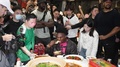 湖南省長沙市にて、地元料理を試食する米国の配信者IShowSpeed（中央）と、中国のインフルエンサー「栄昌江哥」（左、緑のTシャツを着用、2025年4月7日撮影、資料写真）。(c)CNS/楊華峰