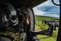 コロンビア・トゥマコで行われたコカの駆除作業で、ヘリコプターに乗る警官（2020年12月30日撮影）。(c)Juan BARRETO / AFP