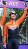 ロンドン五輪、自転車・ロードレースは29日、ザ・マル（The Mall）で女子ロードマススタートが行われ、オランダのマリアンヌ・フォス（Marianne Vos）が金メダルを獲得した。

スタート前に歓声に応えるオランダのマリアンヌ・フォス（Marianne Vos、2012年7月29日撮影）。(c)AFP/CARL DE SOUZA