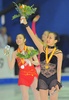 08-09フィギュアスケートGPシリーズ・ファイナル、女子シングルの表彰式に臨む2位の金妍児（左）と優勝した浅田真央（右）。（2008年12月13日撮影）(c)AFP/KIM JAE-HWAN