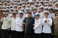 北朝鮮国内で朝鮮人民軍海軍第167軍部隊の潜水艦第748号を視察する金正恩（キム・ジョンウン、Kim Jong-Un）第1書記（中央）。北朝鮮の朝鮮中央通信（Korean Central News Agency、KCNA）配信（撮影日不明、2014年6月16日配信）。(c)AFP/KCNA via KNS