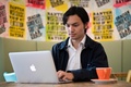インターネットユーザー向けの広告を監視するウェブブラウザー用プラグイン「フー・ターゲッツ・ミー？」の開発者、ルイ・ナイトウェブ氏。英ロンドン市内のカフェで（2017年5月31日撮影）。(c)AFP/Justin TALLIS