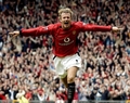 英マンチェスター（Manchester）のオールド・トラフォード（Old Trafford）で行われた2002-03イングランド・プレミアリーグ（Premier League）、マンチェスター・ユナイテッド（Manchester United）対チャールトン（Charlton）。チャールトンを1-0で下し、歓喜するマンチェスター・ユナイテッドのデビッド・ベッカム（David Beckham、2003年5月3日撮影）。(c)AFP/PAUL BARKER