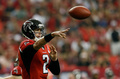 12NFLは14日、第6週の試合が各地で行われ、アトランタ・ファルコンズ（Atlanta Falcons）は23-20でオークランド・レイダース（Oakland Raiders）に勝利した。

パスを送るアトランタ・ファルコンズのマット・ライアン（Matt Ryan、2012年10月14日撮影）。(c)AFP/Getty Images/Kevin C. Cox