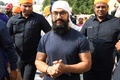 インド北部アムリツァルで、『Laal Singh Chaddha』の撮影に訪れた人気俳優アーミル・カーンさん（中央、2019年11月30日撮影、資料写真）。(c)Narinder NANU / AFP