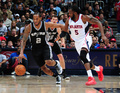 14-15NBA、アトランタ・ホークス対サンアントニオ・スパーズ。ドリブルでボールを運ぶサンアントニオ・スパーズのカウィ・レナード（2015年3月22日撮影）。(c)AFP/Getty Images/NBAE/Scott Cunningham