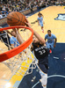 14-15NBA、メンフィス・グリズリーズ（Memphis Grizzlies）対ロサンゼルス・クリッパーズ（Los Angeles Clippers）。得点を狙うメンフィス・グリズリーズのマルク・ガソル（Marc Gasol、2014年11月23日撮影）。(c)AFP/Getty Images/NBAE/Joe Murphy