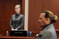 米バージニア州フェアファックス郡の裁判所に出廷した米俳優ジョニー・デップさん（右）と米女優アンバー・ハードさん（2022年5月16日撮影）。(c)Steve Helber / POOL / AFP