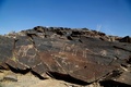 イラク中部ホメイン郊外の丘陵地帯で発見された古代の岩壁画（2016年10月24日撮影）。(c)AFP/ATTA KENARE