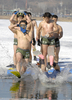 写真は14日、漢江に入る参加者たち。(c)AFP/CHOI WON-SUK