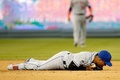 15MLBプレーオフ、ナ・リーグ地区シリーズ（5回戦制）、ロサンゼルス・ドジャース対ニューヨーク・メッツ。スライディングを仕掛けたロサンゼルス・ドジャースのチェイス・アトリーと接触し、グラウンドに倒れ込むニューヨーク・メッツのルーベン・テハダ（2015年10月10日撮影）。(c)AFP/Getty Images/Sean M. Haffey