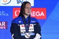 第21回世界水泳選手権、競泳女子400メートル個人メドレー決勝。表彰式に臨む、銀メダルを獲得したイスラエルのアナスタシア・ゴルベンコ（2024年2月18日撮影）。(c)Oli SCARFF / AFP