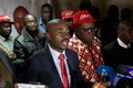 ジンバブエ首都ハラレにある最大野党・民主変革運動（MDC）本部で演説する同党のネルソン・チャミサ議長（中央左、2018年7月25日撮影）。(c)AFP PHOTO / Zinyange AUNTONY 