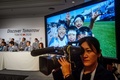 東京五輪招致委員会（Tokyo 2020 Bid Committee）は5日、アルゼンチン・ブエノスアイレス（Buenos Aires）で記者会見に臨み、スポーツディレクターの荒木田裕子（Yuko Arakida）理事は、もし東京が2020年夏期五輪の開催地に選ばれたら、2011年の東日本大震災の影響を受けた若者を勇気づけることができるだろうと話した。

記者会見の様子を撮影する記者（2013年9月5日撮影）。(c)AFP/FABRICE COFFRINI