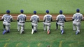 20MLB、タンパベイ・レイズ対トロント・ブルージェイズ。試合前に膝をつくトロント・ブルージェイズの選手（2020年7月24日撮影）。(c)Douglas P. DeFelice/Getty Images/AFP