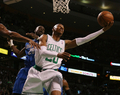 08-09NBA東カンファレンスプレーオフ準決勝、ボストン・セルティックス（%%Boston Celtics%%）対オーランド・マジック（%%Orlando Magic%%）第2戦。試合はセルティックスが112-94でマジックを下し、対戦戦績を1勝1敗の五分に戻した。昨季王者のセルティックスは、エディー・ハウス（%%Eddie House%%）が14本中11本のシュートを決めるなどで31得点、ローハン・ロンド（%%Rajon Rondo%%）が15得点、18アシスト、11リバウンドでトリプルダブルを記録し、対戦戦績を五分とした。写真はマジックのマイケル・ピートラス（%%Mickael Pietrus%%、左）をかわしてゴール下からシュートを狙うセルティックスのレイ・アレン（%%Ray Allen%%）。（2009年5月6日撮影）(c)AFP/Getty Images/Elsa