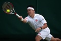 テニス、ウィンブルドン選手権（The Championships Wimbledon 2014）男子シングルス3回戦。リターンを打つ錦織圭（Kei Nishikori、2014年6月28日撮影）。(c)AFP/ANDREW YATES
