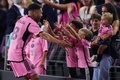 MLSカップ、イースタンカンファレンス1回戦（3回戦制）、インテル・マイアミ対アトランタ・ユナイテッド。勝ち越し点を決め、家族と喜ぶインテル・マイアミのジョルディ・アルバ（左、2024年10月25日撮影）。(c)Rich Storry/Getty Images/AFP