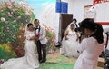 ウエディングドレスとタキシード姿で記念写真を撮る夫婦（2019年7月26日撮影）。(c)CNS/張祖強