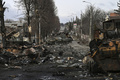 ウクライナの首都キーウ近郊ブチャで、破壊され街中に放置されたロシア軍の装甲車（2022年4月4日撮影）。(c)ARIS MESSINIS / AFP