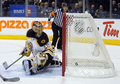 第1ピリオド、メープルリーフスにゴールを許すブルーインズのゴーリー、%%Tuukka Rask%%。(c)AFP/Getty Images Harry How