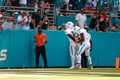 24NFL、マイアミ・ドルフィンズ対ジャクソンビル・ジャガーズ。タッチダウン後、チームメートと喜ぶマイアミ・ドルフィンズのタイリーク・ヒル（左、2024年9月8日撮影）。(c)Carmen Mandato/Getty Images/AFP