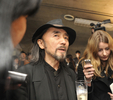 東京・国立代々木競技場で開催されたヨウジヤマモト（Yohji Yamamoto）メンズコレクション「YOHJI YAMAMOTO THE MAN 4.1 2010 TOKYO」のバックステージに登場したデザイナーの山本耀司（2010年4月1日撮影）。(c)AFP/Yoshikazu TSUNO