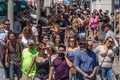 米カリフォルニア州のハンティントンビーチで道路を歩く人たち（2020年7月19日撮影、資料写真）。(c)Apu GOMES / AFP