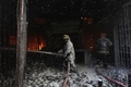 爆弾2発の爆発後に建物が炎上したイラク・バグダッド（Baghdad）市内のショルジャ（Shorjah）市場で、消火活動にあたる消防隊員ら（2014年2月13日撮影）。(c)AFP/AHMAD AL-RUBAYE