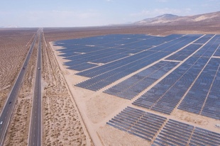 バイデン米政権、2050年までに電力の45％を太陽光に 方針表明