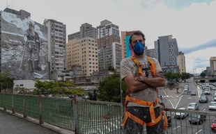アマゾン森林火災の灰で巨大壁画 気候変動問題を訴え サンパウロ