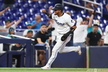 パドレス、2年連続首位打者のアラエス獲得 マーリンズからトレード