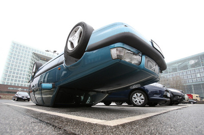 事故？駐車場に逆さまの車、独ハンブルク