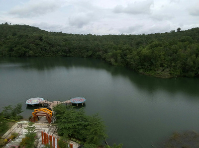 セルフィー撮影中に波止場倒壊、家族5人水死 インドネシア