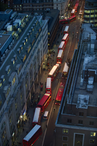 名物バスが数珠つなぎ？！ロンドン地下鉄ストライキ