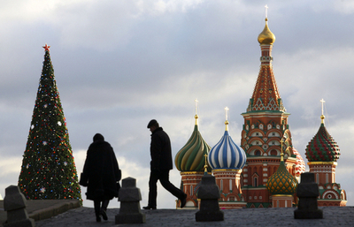 年の瀬を迎えるロシア、赤の広場にはクリスマスツリー