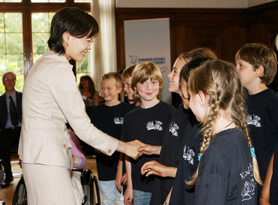 昭恵夫人、ベルリンで子どもの福祉施設を訪問