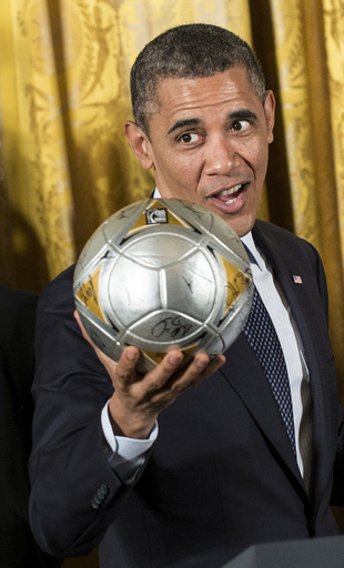 オバマ大統領、米最強サッカーチーム前でヘディング披露